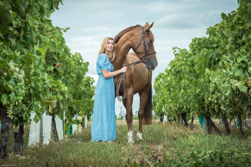 Laura et sa jument exquise - séance photo dans les vignes - Grain de Pixel - Photographe équestre et canin - Angoulême - Charente