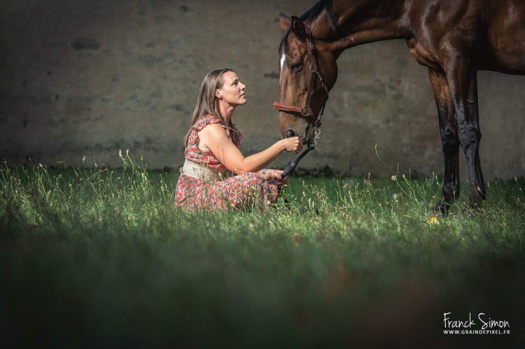 Pauline et sa jument Calicie - séance cavalière et cheval - château de Rochechouart - Grain de Pixel - photographe équestre - Charente