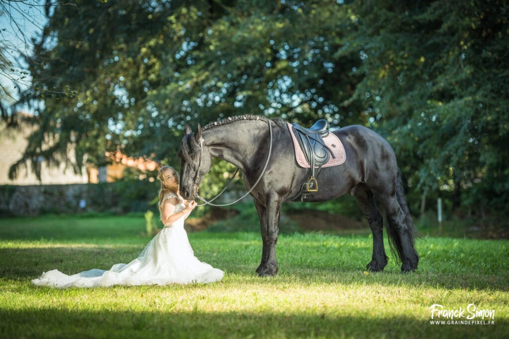 séance photo mariage de couple - cheval frison - Château de La Rochette - Charente - Grain de Pixel - photographe équestre et canin à Angoulême